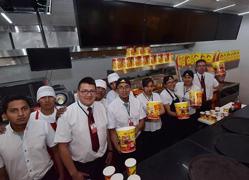 Pollos_Pollos Copacabana Inagura Sucursal Teleferico Naranja-12